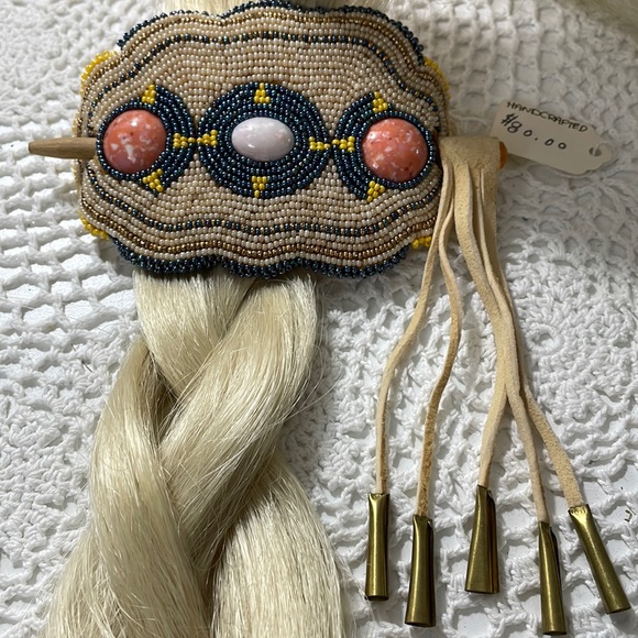 Handcrafted beaded hair accessory with great detail - Picture 1 of 8